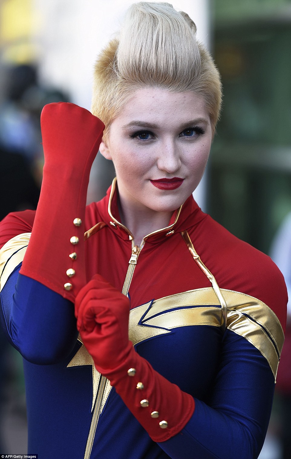 2A64D93800000578-3157610-Girl_power_Cosplayer_Kay_Jay_is_dressed_as_Captain_Marvel_on_the-a-74_1436643045954