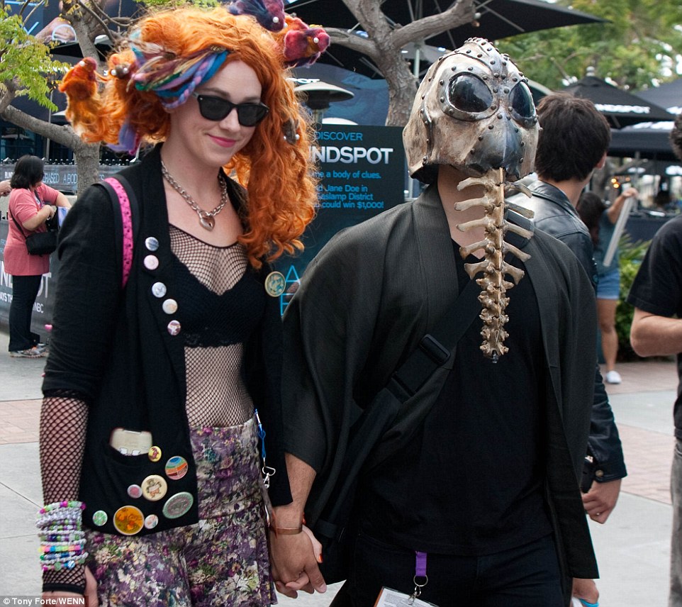 2A64E6C600000578-3157610-Fans_and_Cosplayers_kicked_off_Comic_Con_at_the_San_Diego_Conven-a-76_1436643052402