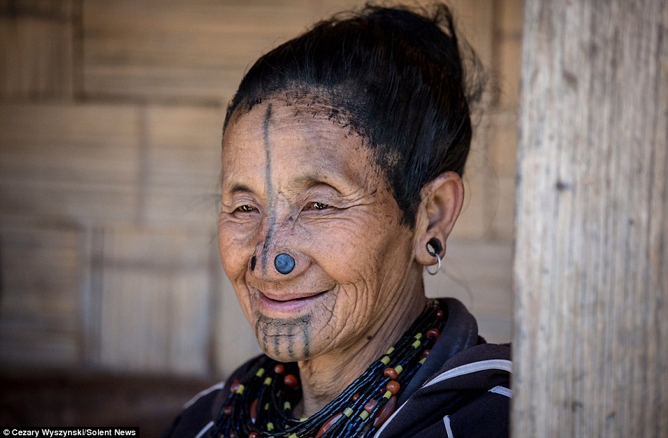 2A94FA4A00000578-3164012-The_dark_tattoos_running_down_from_the_forehead_to_the_chin_were-a-155_1437064509507