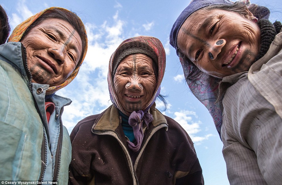 2A94FAC900000578-3164012-The_Apatani_tribe_are_primarily_found_in_the_Ziro_Valley_in_the_-a-163_1437064510031