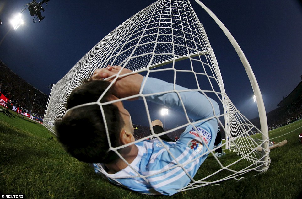 2A9E636C00000578-3165347-Sixth_Argentina_s_Lionel_Messi_falls_in_the_net_during_the_Copa_-a-2_1437145387369