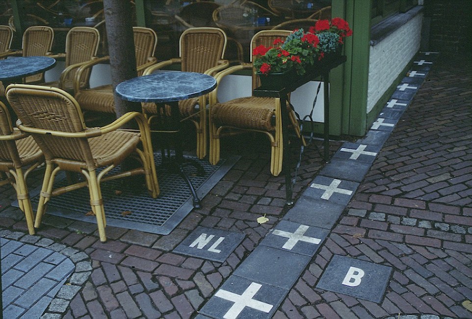 2AB2DB1800000578-3168325-In_the_Dutch_town_of_Baarle_Nassau_the_border_to_the_neighbourin-a-4_1437463945794