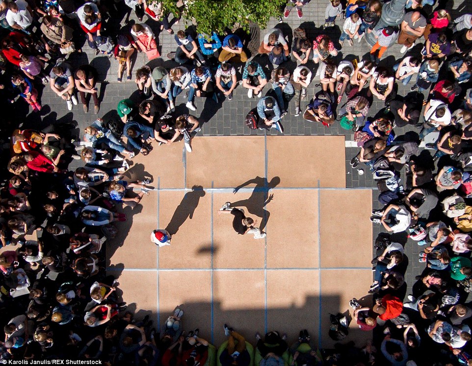 2ACC57DF00000578-3173355-Crowds_gathered_to_witness_a_breakdance_contest_between_two_comp-a-42_1437748383338