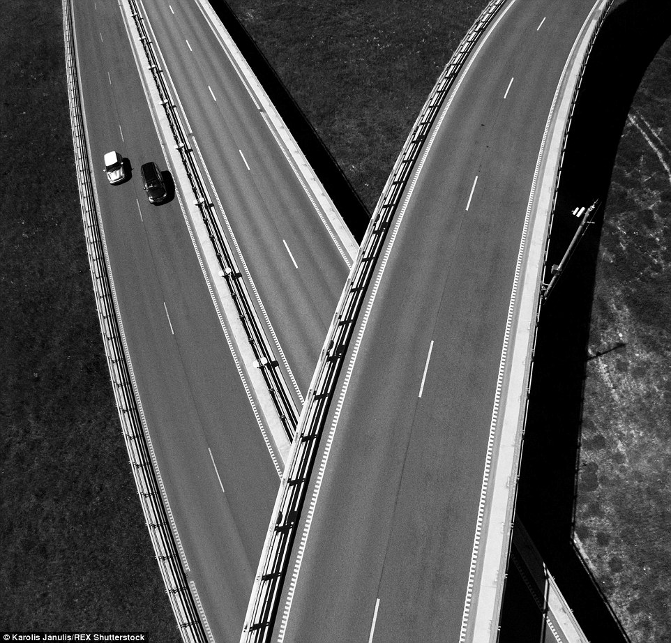 2ACC5B1900000578-3173355-This_black_and_white_image_shows_two_lanes_of_a_highway_in_Lithu-a-48_1437748383420