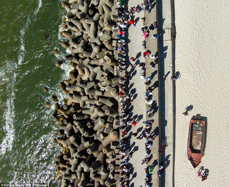 2ACC5C8500000578-3173355-People_gathered_by_the_Sea_Gates_in_the_city_of_Klaipeda_escorti-a-39_1437748383335