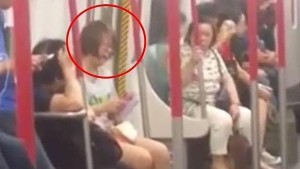 [Video] Esta chica se queda sin batería de su celular cuando viajaba en el metro y no te pierdas lo que sucede a continuación