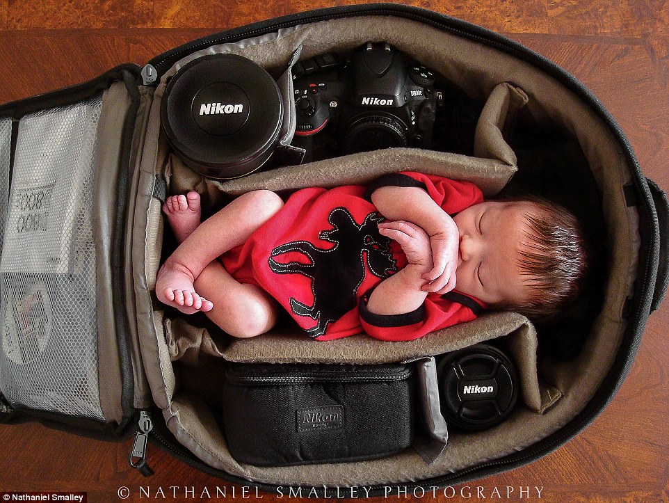 2B13118800000578-3186057-Tuckered_out_this_cozy_kid_couldn_t_look_more_relaxed_in_dad_s_c-a-228_1438805323226