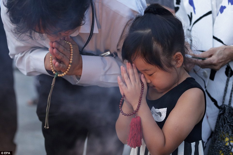2B21B37700000578-3186815-Future_A_young_girl_offers_prayers_to_the_victims_of_the_Hiroshi-a-90_1438857513514