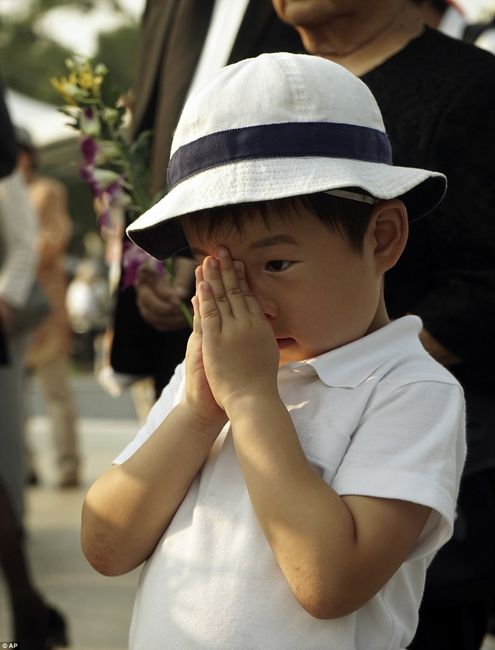 2B22576100000578-3186815-A_young_boy_clasps_his_hands_in_prayer_at_the_site_of_the_Hirosh-a-89_1438857513513
