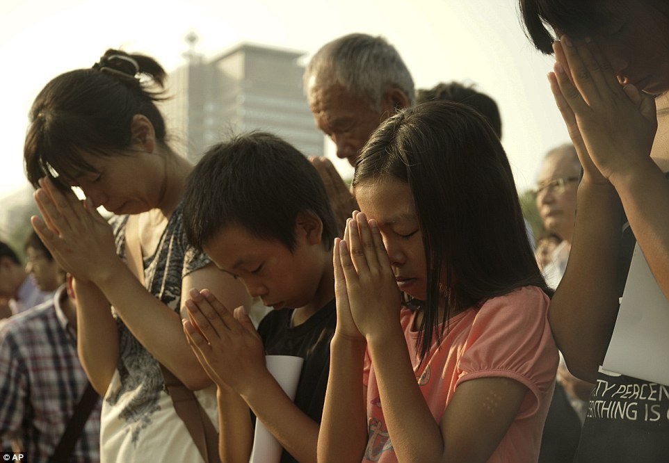 2B2359B800000578-3186815-Prayers_Visitors_prayed_for_an_end_to_nuclear_weapons_as_Japan_c-a-80_1438857513501