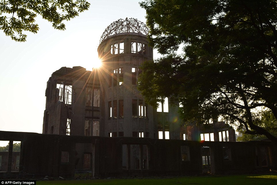 2B235C8C00000578-3186815-Silent_tribute_The_sun_rises_over_the_Atomic_Bomb_Dome_beside_th-a-81_1438857513504