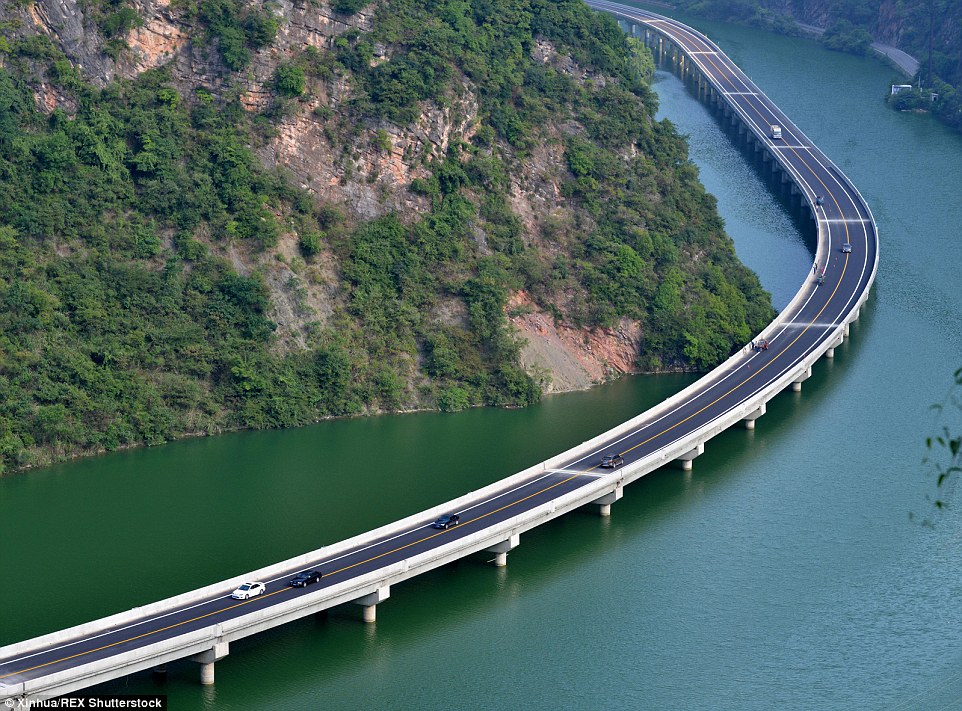 2B3C676600000578-3193862-A_stunning_new_route_opened_in_Hubei_province_central_China_on_A-a-6_1439449182116