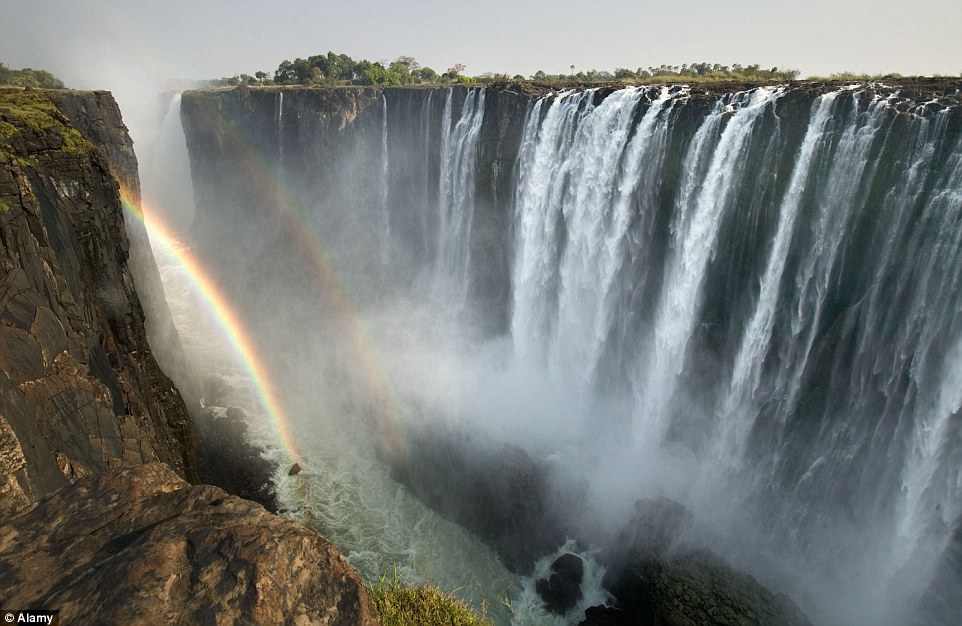 2B70642400000578-3201166-A_double_rainbow_forms_over_Africa_s_Victoria_Falls_which_are_so-a-156_1439827804821