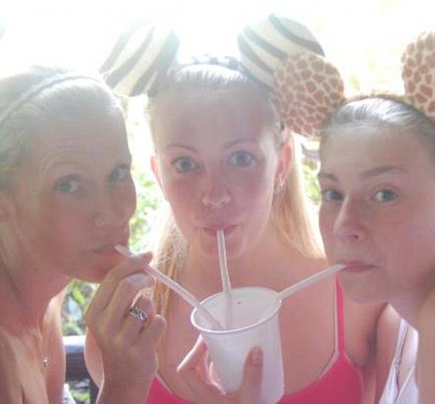 2B8F04D900000578-3205023-Dawn_Jordan_42_left_sent_in_this_photo_of_her_with_her_two_daugh-m-75_1440172433104