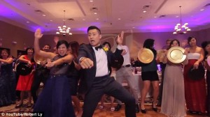 Imperdible este baile, tal vez el mejor que unos novios han regalado a sus invitados de boda