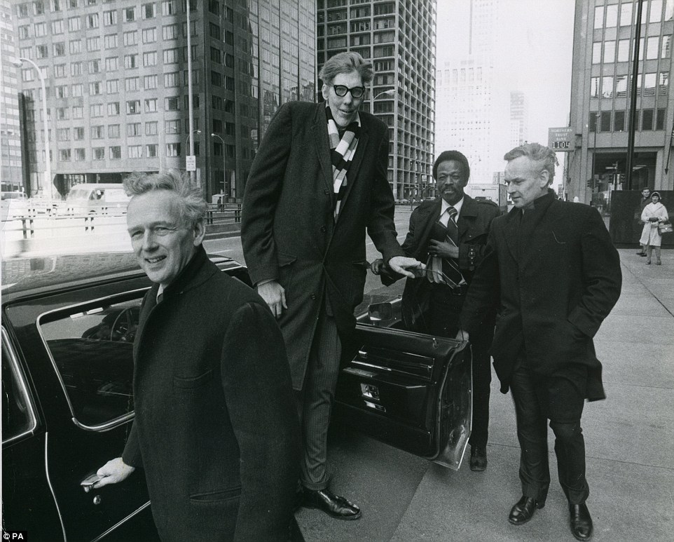 2BAC449900000578-3212495-The_world_s_tallest_living_man_in_1970_was_Don_Koehler_who_stood-a-19_1440665947440