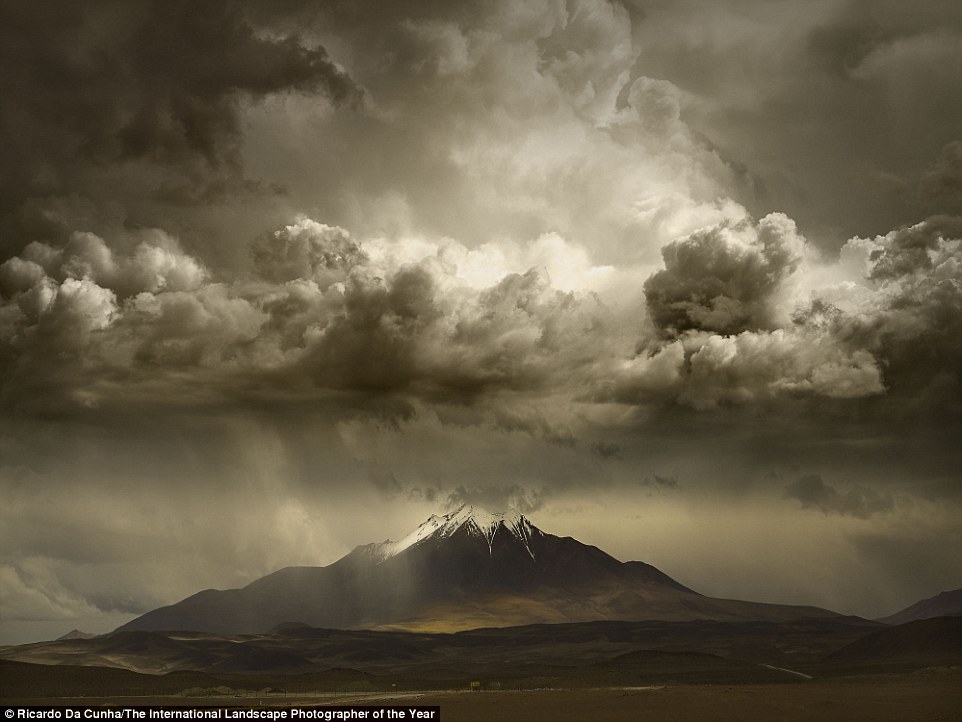 2BBA31B100000578-3213890-Ricardo_Da_Cunha_took_overwhelming_and_captivating_photos_of_mou-a-11_1440747269301
