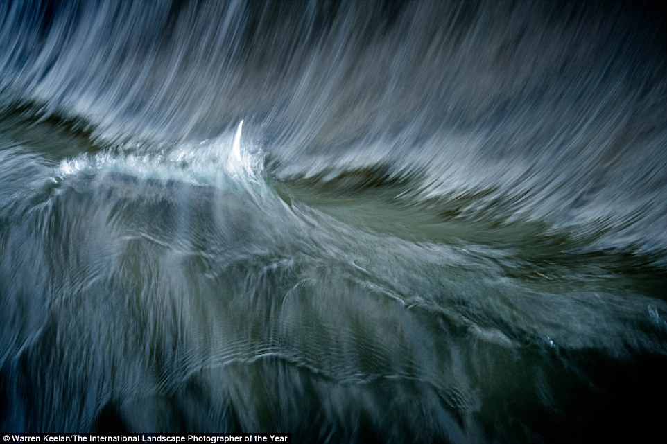 2BBA31C200000578-3213890-Warren_Keelan_s_submission_of_the_powerful_wave_images_lies_in_h-a-4_1440747268705