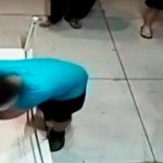Un joven de 12 años tropieza y agujerea un cuadro de 1,5 millones de dólares en un mueso de Taipei (Taiwan)