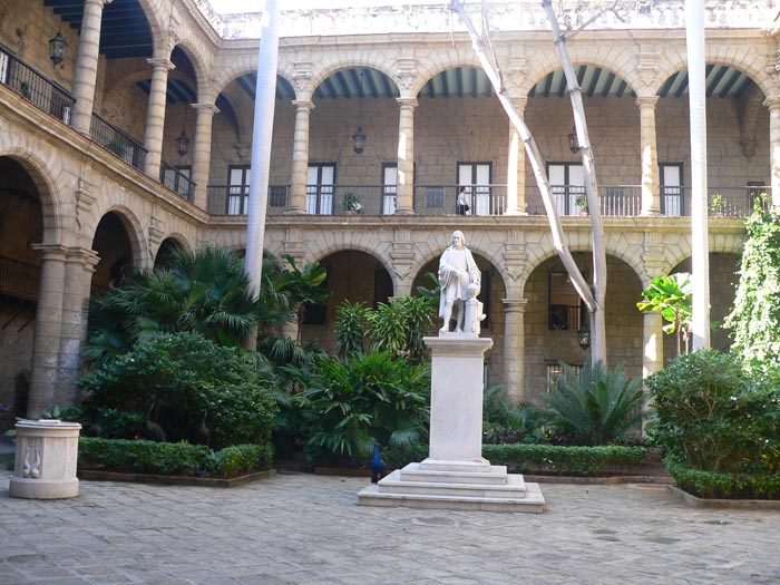 Patio-estatua-Cristobal-Colon-Museo-de-la-Ciudad