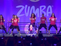 Una niña cautiva a todos sobre el escenario en la Convención Internacional de Zumba. Descubre por qué