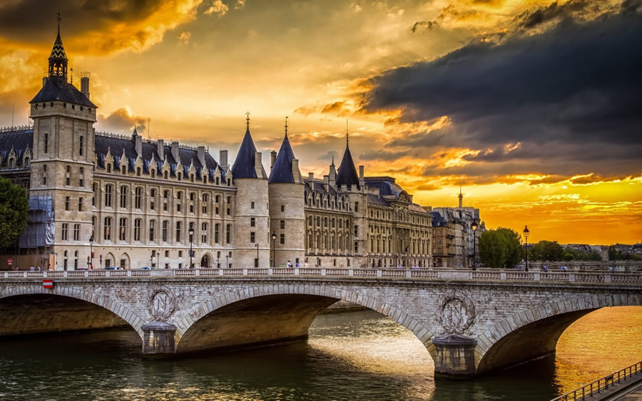 la-conciergerie-paris-900