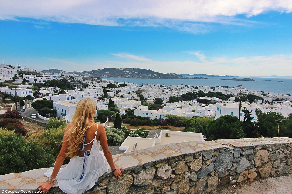 2BEFE6DC00000578-3214419-Santorini_looks_stunning_with_its_whitewashed_houses_and_its_tur-a-11_1441365214411