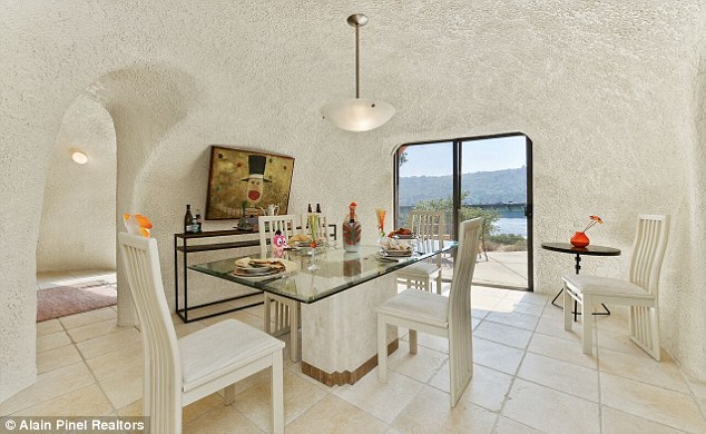 2BF2F65C00000578-0-The_interior_is_all_white_keeping_the_home_cool_in_the_Californi-m-27_1441319459782