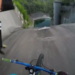Increíble video que muestra el momento donde un ciclista desafía a la muerte precipitándose en caída casi vertical en un lago