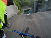 Increíble video que muestra el momento donde un ciclista desafía a la muerte precipitándose en caída casi vertical en un lago