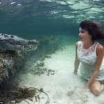 Una modelo italiana nada junto a cocodrilos en extraordinaria sesión fotográfica