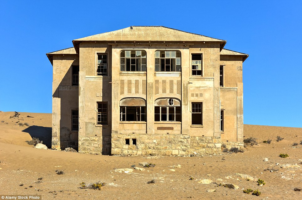 2CB8573D00000578-3247748-Family_homes_that_were_abandoned_are_now_filled_with_sand_in_Kol-a-18_1443510848464
