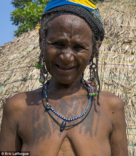 2CFB7B8000000578-3256606-This_woman_has_an_elaborate_design_on_her_chest_featuring_animal-a-140_1443731191299