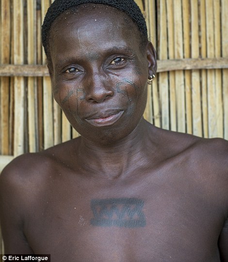 2CFB7BB900000578-3256606-Women_are_given_the_designs_on_their_chests_as_a_rite_of_passage-a-141_1443731201449
