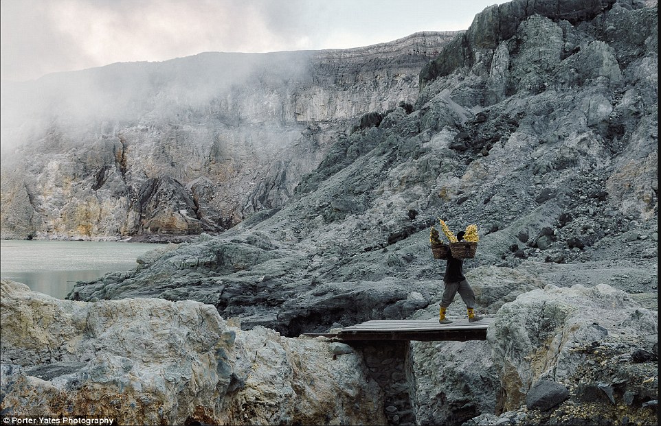 2D04BD9C00000578-3257757-A_man_carries_a_load_of_sulfur_from_the_caldera_of_Kawa_Ijen_on_-a-93_1443800103895