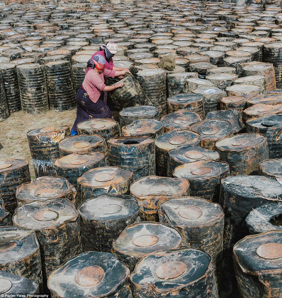2D04C76700000578-3257757-Women_in_Tawang_India_stack_barrels_of_tar_at_a_military_depot-a-91_1443800096634