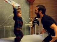 Divertido video donde padre e hijo juegan a SmackDown!