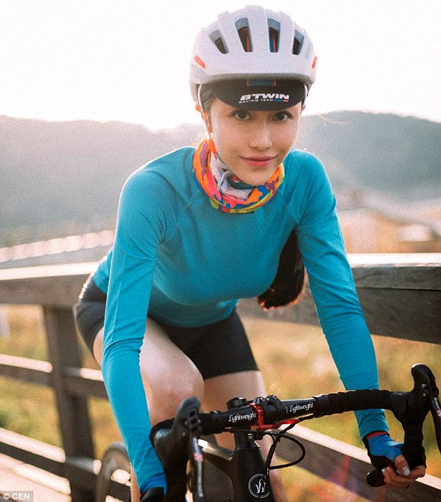 2D5D9AF000000578-3270684-With_a_blue_top_and_tight_fitting_shorts_Xu_Dongxiang_s_cycling_-m-23_1444751864772