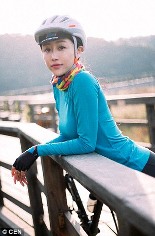 2D5D9AFC00000578-3270684-Using_her_social_media_handle_Xuduoyuer_she_uploaded_variety_of_-m-21_1444751804295