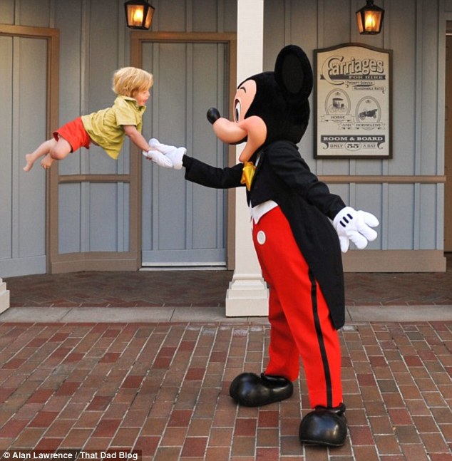 2D5FDAC300000578-3271148-Meeting_Mickey_The_child_shakes_hands_with_Mickey_Mouse_in_this_-m-68_1444768527051