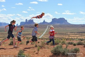 Papá capta a su hijo de dos años de edad, con síndrome de Down, volando sobre lugares impresionantes en esta segunda serie de imágenes