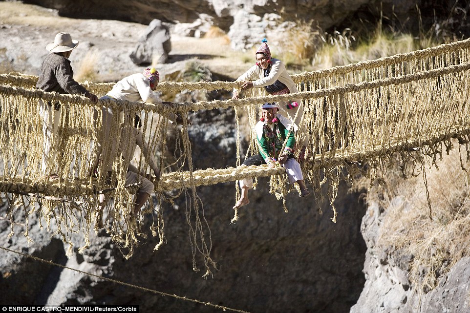 2D5FF90400000578-3270916-The_Qeswachaka_Bridge_in_Peru_is_an_Inca_rope_bridge_placed_over-a-74_1444756057162