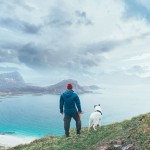 Un joven noruego renuncia a una vida cómoda para perseguir su sueño de viajar con su adorable perro Akiak cuyas aventuras son  sensación en Instagram