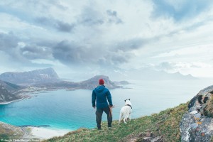 Un joven noruego renuncia a una vida cómoda para perseguir su sueño de viajar con su adorable perro Akiak cuyas aventuras son  sensación en Instagram