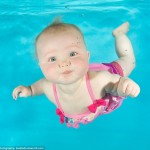 Fotografías que capturan las expresiones hilarantes de bebés sumergidos en el agua por primera vez
