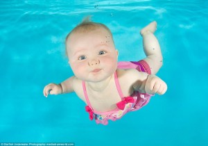 Fotografías que capturan las expresiones hilarantes de bebés sumergidos en el agua por primera vez