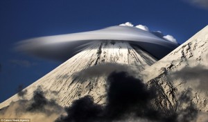 Impresionantes cielos: formaciones de nubes lenticulares nunca antes vistas por encima de las montañas rusas parecen naves extraterrestres