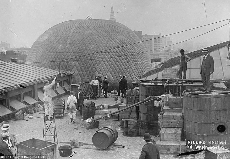 2DA0E0CA00000578-3282754-People_inflating_a_hydrogen_balloon_on_the_roof_of_the_John_Wana-a-33_1445587040676