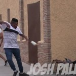 [Video] Bromista aterroriza la vía pública con un araña gigante que salta delante de la gente