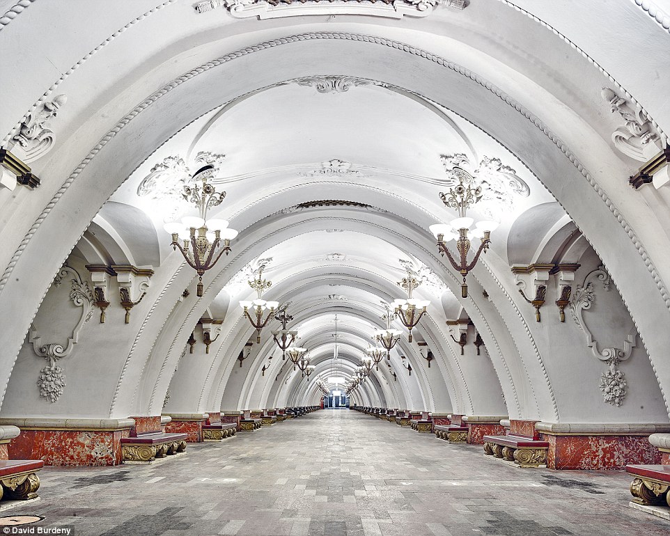 2DD84DF700000578-3293287-Instead_of_cramped_walkways_with_adverts_the_Arbatskaya_Metro_St-a-60_1446030696957